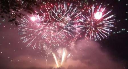 couple invite jeune femme pour le r�veillon